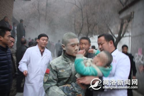 男子劫持3岁孩童泼汽油欲点火 武警官兵徒手擒凶