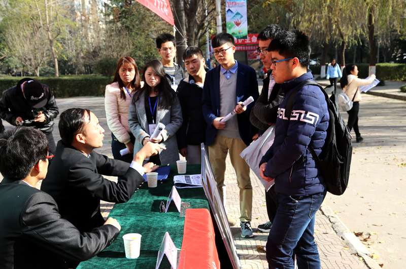  咸阳中院：大力弘扬法制精神 共筑伟大中国梦