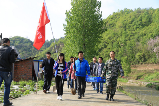 石泉堡子脱贫攻坚志愿服务队下地帮困
