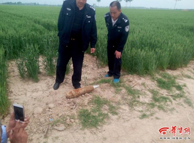 华阴村民地里挖出一炮弹 弹头未生锈