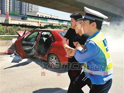 三桥立交附近昨突发一起车祸 众人合力救出4人