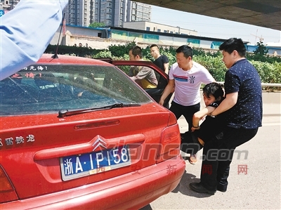 三桥立交附近昨突发一起车祸 众人合力救出4人