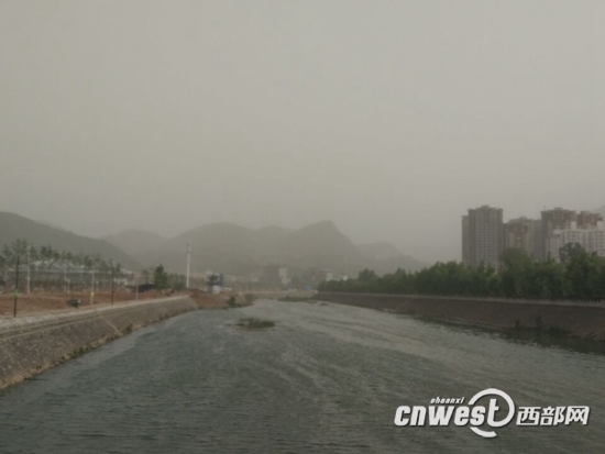 商洛市区今日出现大风扬尘天气 市民出行感不适