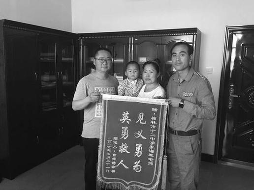 男童不慎跌入河中 榆林一教师不会游泳却跳水施救