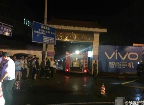 西安西八里一餐馆昨夜起火 消防紧急救援